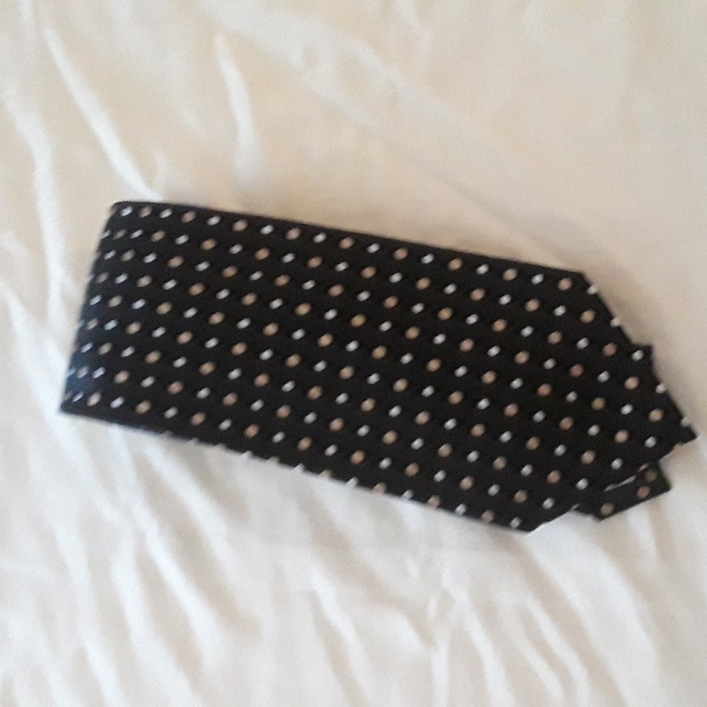 NWOT Geoffrey Beene Mens Designer Tie 100% Silk Black/Tan/Silver Dot Necktie.